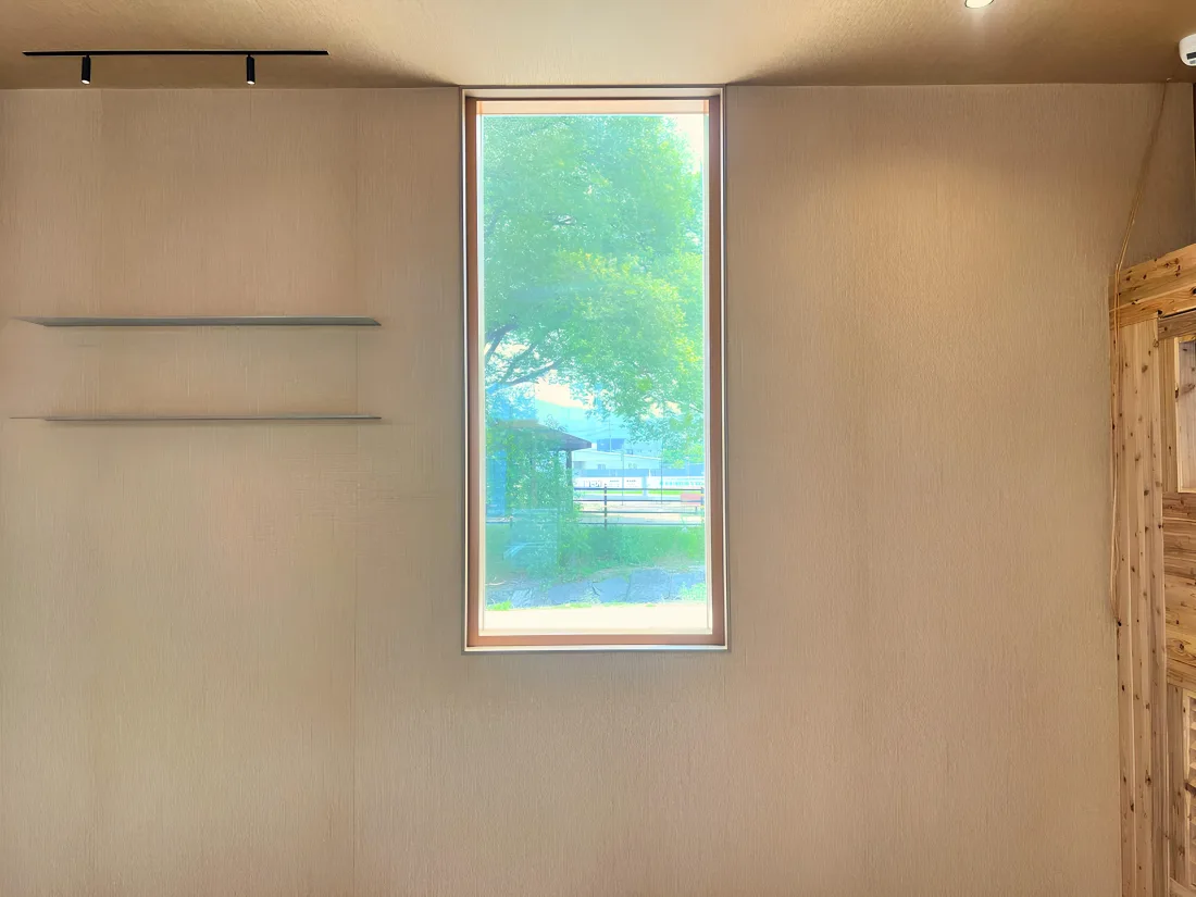 신정옥국밥(충남 아산) 세로 창을 낸 밝은 톤의 홀 벽면 — 음식점 인테리어 시공 사례